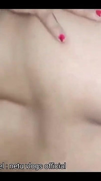 Indická erotická sexy manželka málem tančila