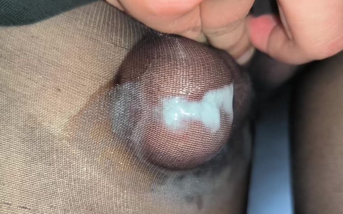 PantyhoseJuicyCummer: Mi polla gigante dura se corre en las pantimedias sexy...