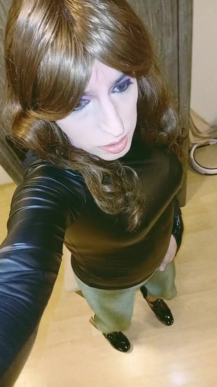 Tammy sissy slave: Masturbating with Leggins