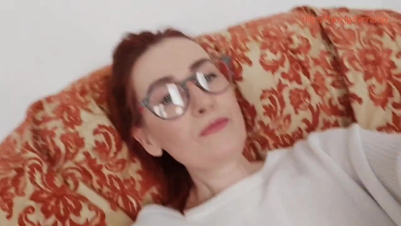 GinnaGg: Amante con gafas se masturba el coño peludo, juega con...