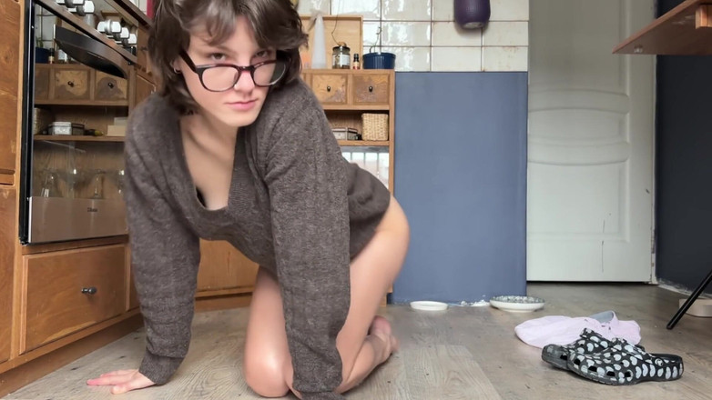 Karafuto404: Pacar dengan jembut tebal lagi asik fingering memek bebasknya pakai...