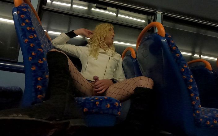 Themidnightminx: 女装はバスで絶頂