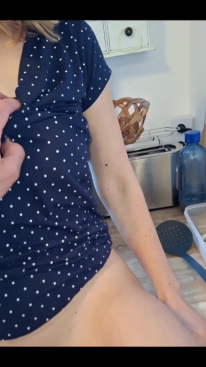 Mr_MrsRealCoupleX: Chorros, humillación e inserción de utensilios de cocina - una esposa...