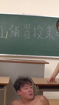 Léchage anal avec une pom-pom girl aux cuisses écartées. Encouragement à être une salope avec Anus. Partie 3