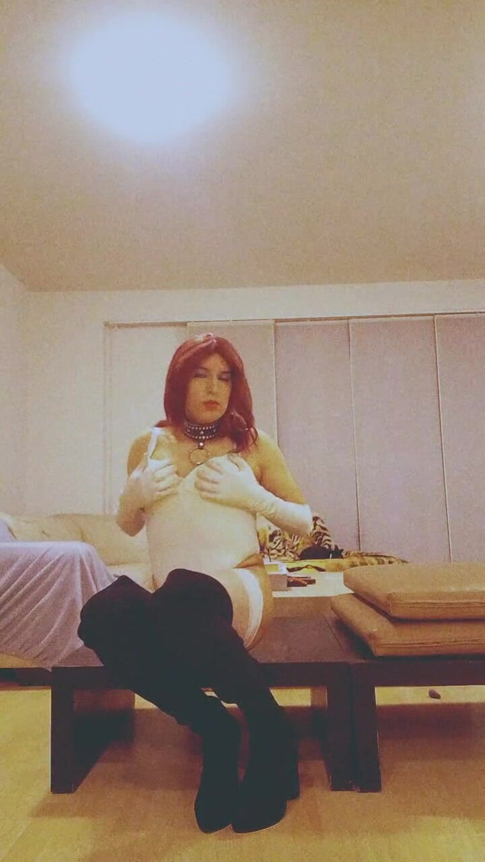 Tammy sissy slave: 딜도로 자위하기