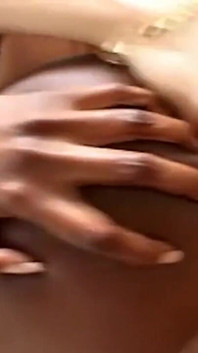 Jada Fire इस समूह दृश्य में को अपने शरीर के हर छेद में धकेल देती है
