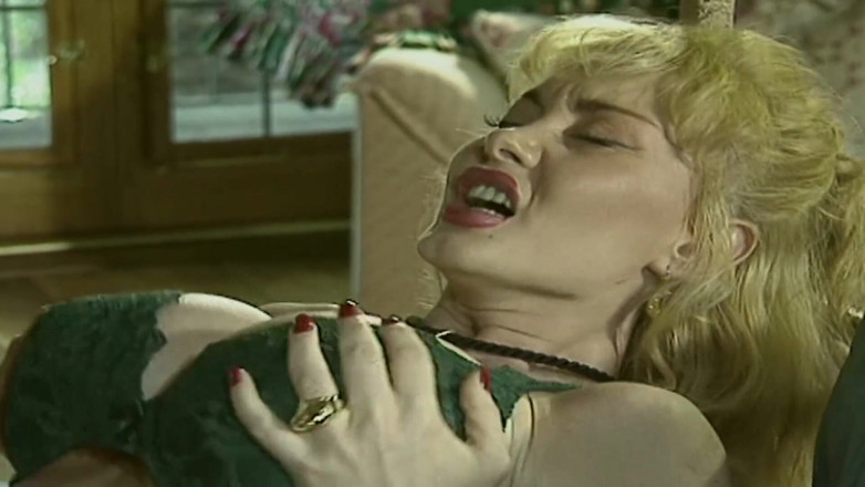 Lesbian Stories: MILF jalang menjolok semasa bercuti