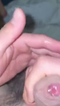 Une Grosse bite asiatique non circoncise se fait battre