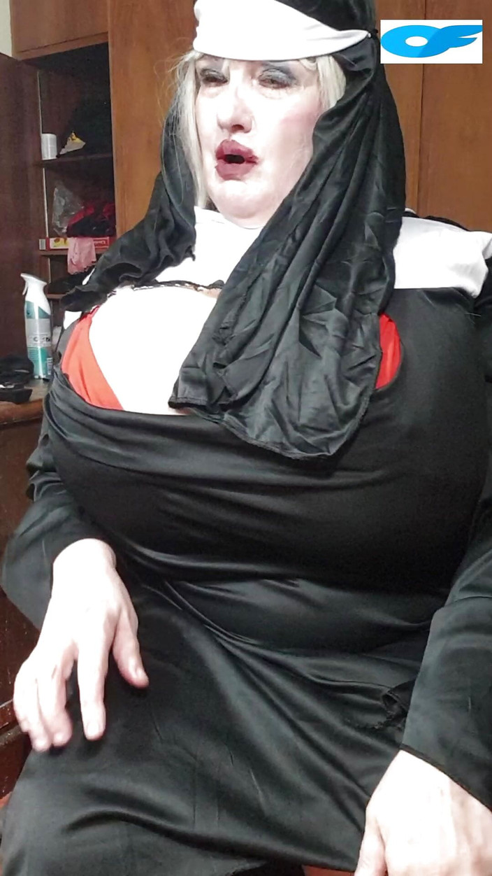 Susi4you: Nữ tu gợi cảm khoe hàng