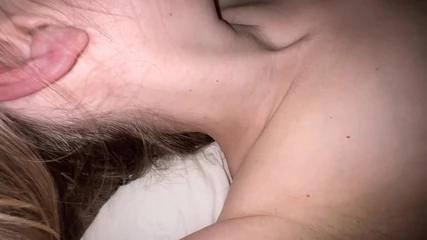 Primo piano estremo di una ragazza di 18 anni scopata nel culo ed nella figa