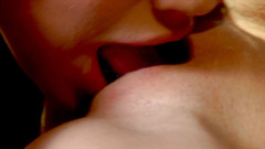 I kissed a girl and I liked it: Mezirasová lesbická zábava s London Keys