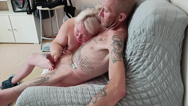 Zona901: Macocha tak dobrze ssie kutasa, aż spuszczę