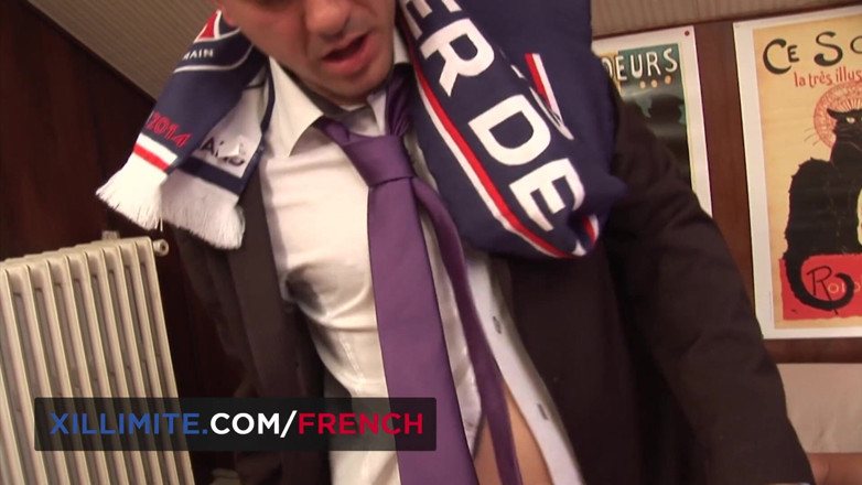 French girls at work: Hete brunette wordt sodomiseerd door een voetbalfan
