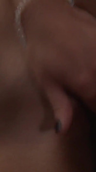 Un cuplu cu o curvă excitată se fute reciproc în timp ce este filmat pe cameră