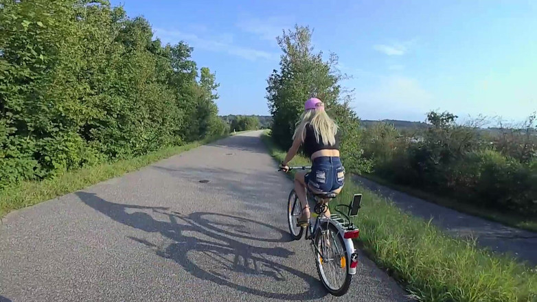 TV_Helena: Nudité publique à vélo ! Une transso chevauche non seulement le vélo,...