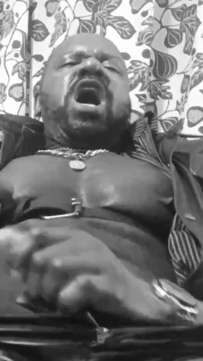 Black smoking muscle stepdad: Muskelleder Raucht Vibrierende Spielzeug-solo-session