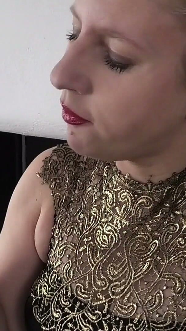 Eva Engel: Pișare decadentă cu ciorapi