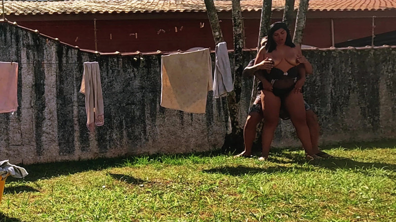 Casal Mattos: Isteri pelacur menggantung pakaian tanpa seluar dalam dan cuckold menidurinya...