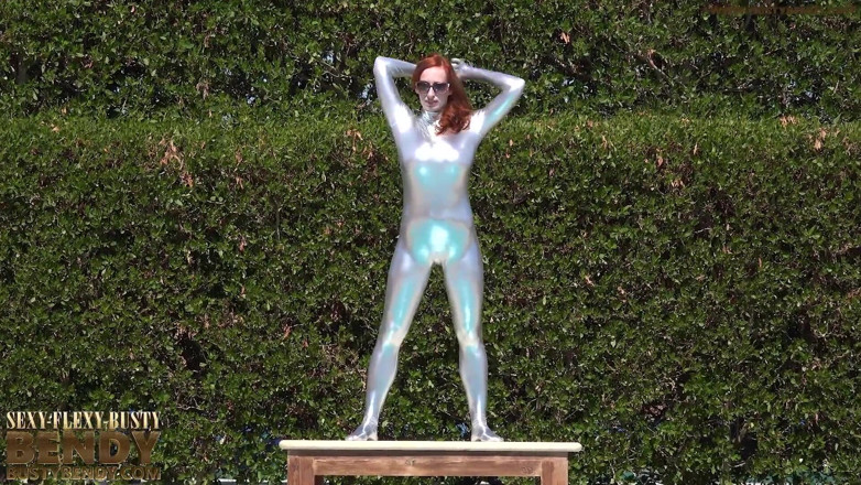 Flexilady: Zginanie w srebrnym kombinezonie z elastanu