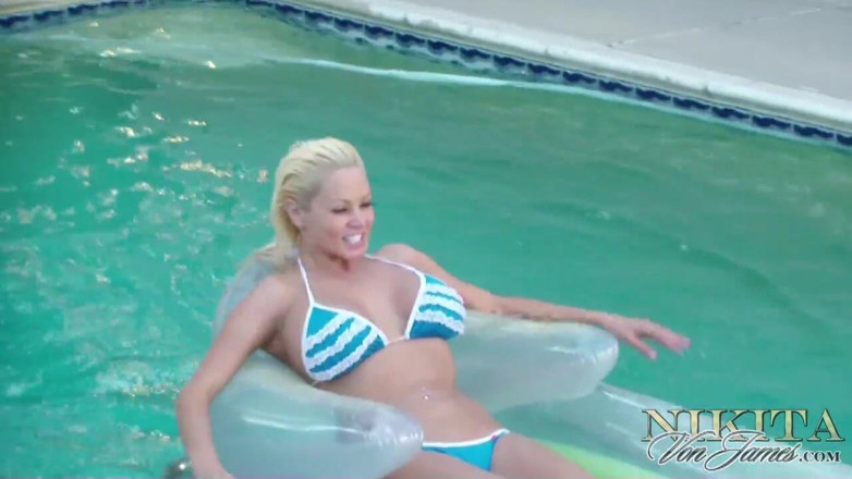 Pornstar Platinum: Nikita Von James em Pool Side Strip