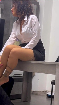 A Secretária Leva Os Pés Lambidos Com Meia-calça E É Fodida Antes De Receber Gozo Nos Calcanhares E Engolir Ela!