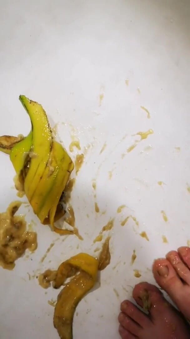 Erotic college: I like banana between the legs