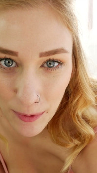 Meine teen-blonde stieftochter kasey miller kriegt es tief in den hals und schluckt sperma