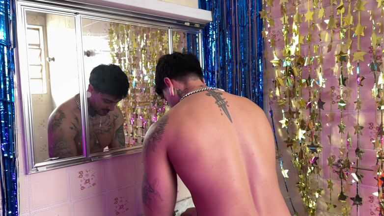 Quente club: 화장실에서 온 금발은 할로윈 파티에서 펌핑된 사람들의 소원을 들어주었습니다