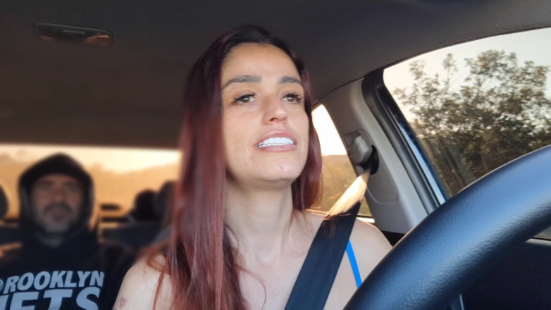 ksalnovinhos: Married Woman Becomes an App Driver and Catches a Passenger...