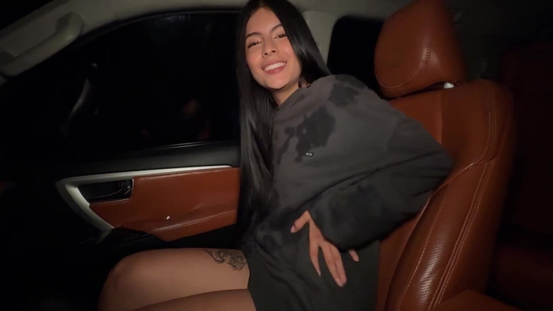 camilamendez7: 親友の車の中でセックスをした、激しく抱かれてる!