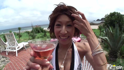Pure Japanese adult video ( JAV): Tetona japonesa chupa una polla peluda en primer plano junto...
