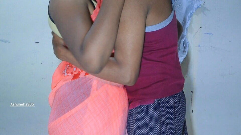 Ashuneha365: 印度家庭主妇喜欢和她的男友做爱，她和她的丈夫很满意