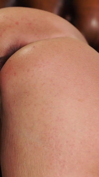 Nadržená MILFka s velkými prsy je ošukaná a postříkaná nákladem