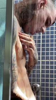 Relajándose en la ducha