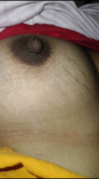 En parlant à son mari, elle donne à son demi-frère le plaisir de sa chatte
