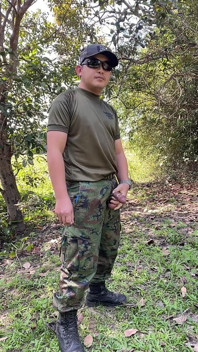 Nadržená Solider Thai Honí a stříká v práci