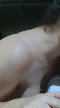 임대료를 지불하기 위해 자지를 빠는 음란한 집 마누라