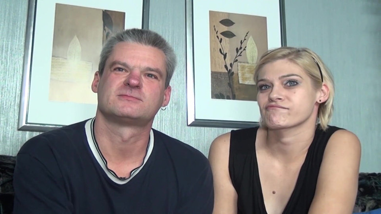 Deutscher hardcore: Calda ragazza tedesca si gode il trio con tizi bisessuali
