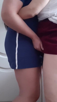 Due amiche sposate tradiscono i loro mariti in un'altra stanza