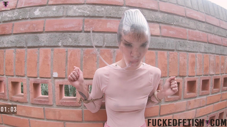 Fucked fetish: 绝望的避孕套呼吸玩完整束缚包头高潮