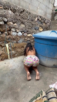 파티오에서 샤워하는 배다른 여동생을 보며 그녀를 존나게 따먹을 수 밖에 없어