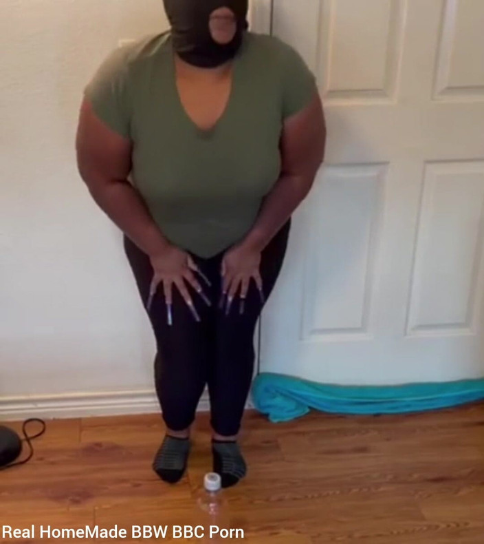 Super sexy ebony cuties: Писяю в пляшку, п'ю мою сечу