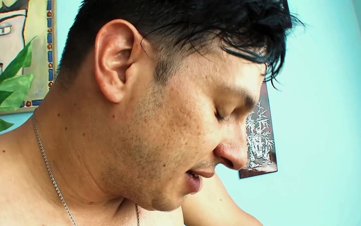 FapFlare: Getatoeëerde Aziatische schoonheid Mika Sparx berijdt hartstochtelijk een grote dikke...