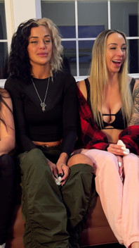 5 tjejer försöker nysa pulver - Mars Solo, Sinthia Bee, sexiga Sara Bee och Andi Vicious introduceras alla till nysning pulver för