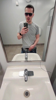 Ballbuster boi: 월마트 욕실에서 견과류를 파열하는 젊은 셀프 볼 버스터