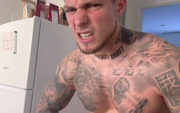 BoyGym: Un mec tatoué musclé avec une grosse bite vous fait...