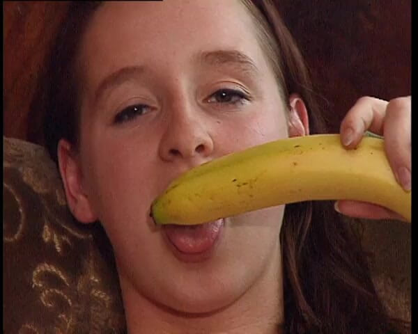YOUR FIRST PORN: Honí si s Banánem