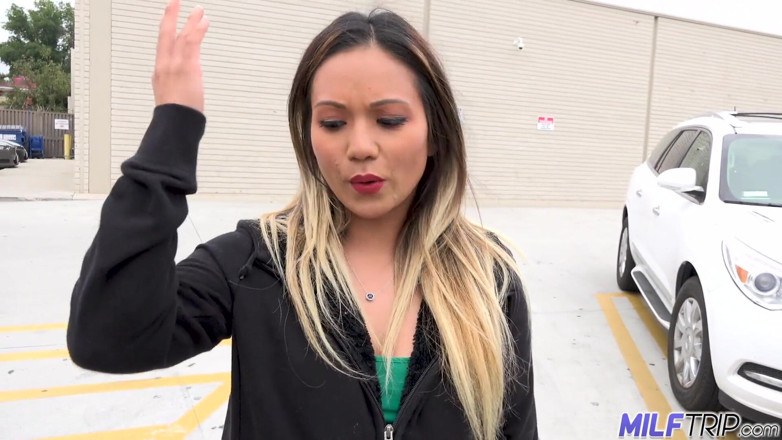 MILF Trip: Milf asiática Lana Violet se queda cachonda todo el día
