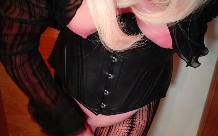 Emma Browne: Tgirl com mamilos grandes goza em todos os lugares