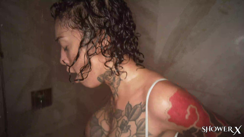 Filthy Kings: Tätowiertes schätzchen wird unter der dusche wild